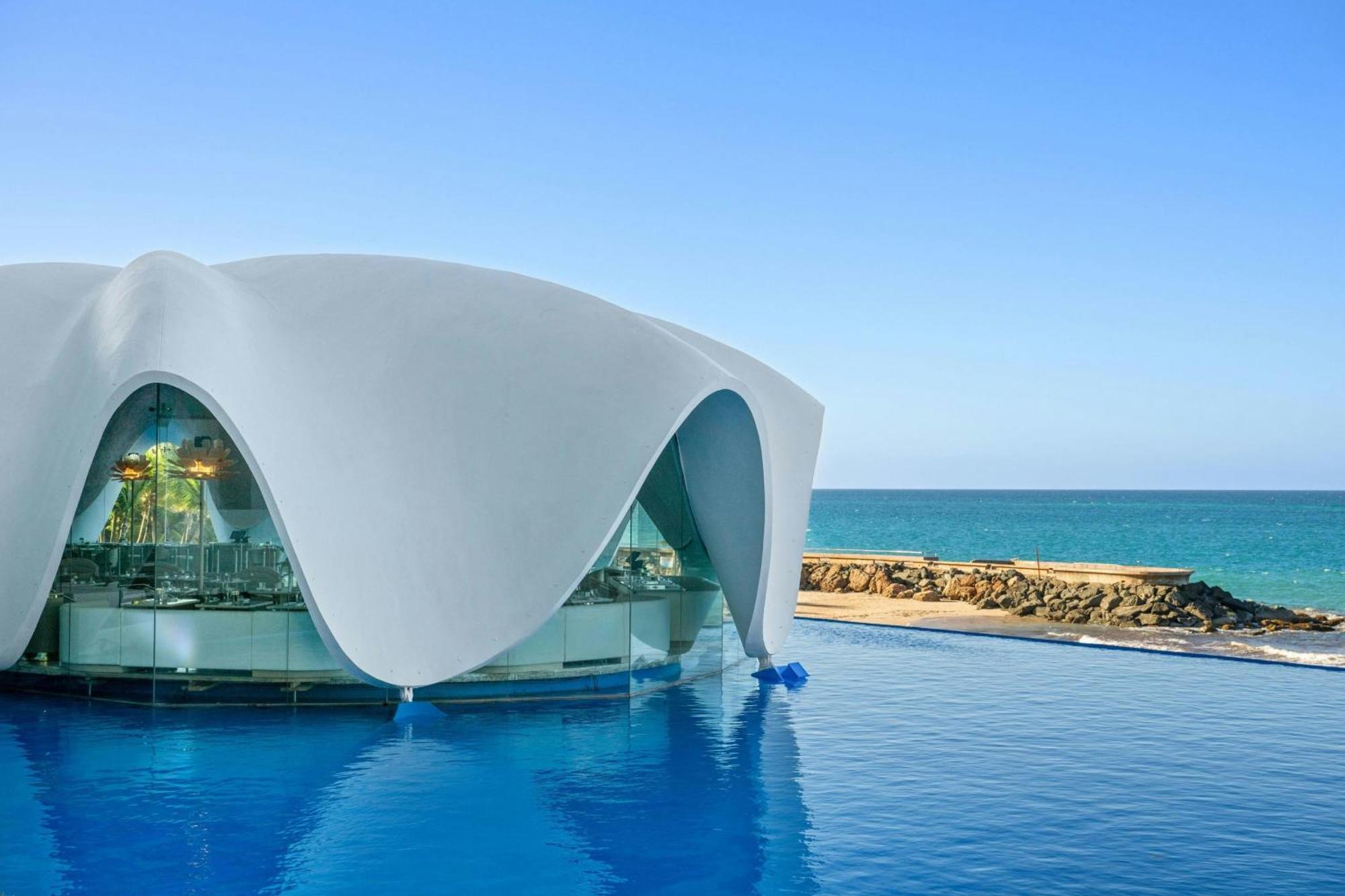 Resort La Concha Renaissance 4*